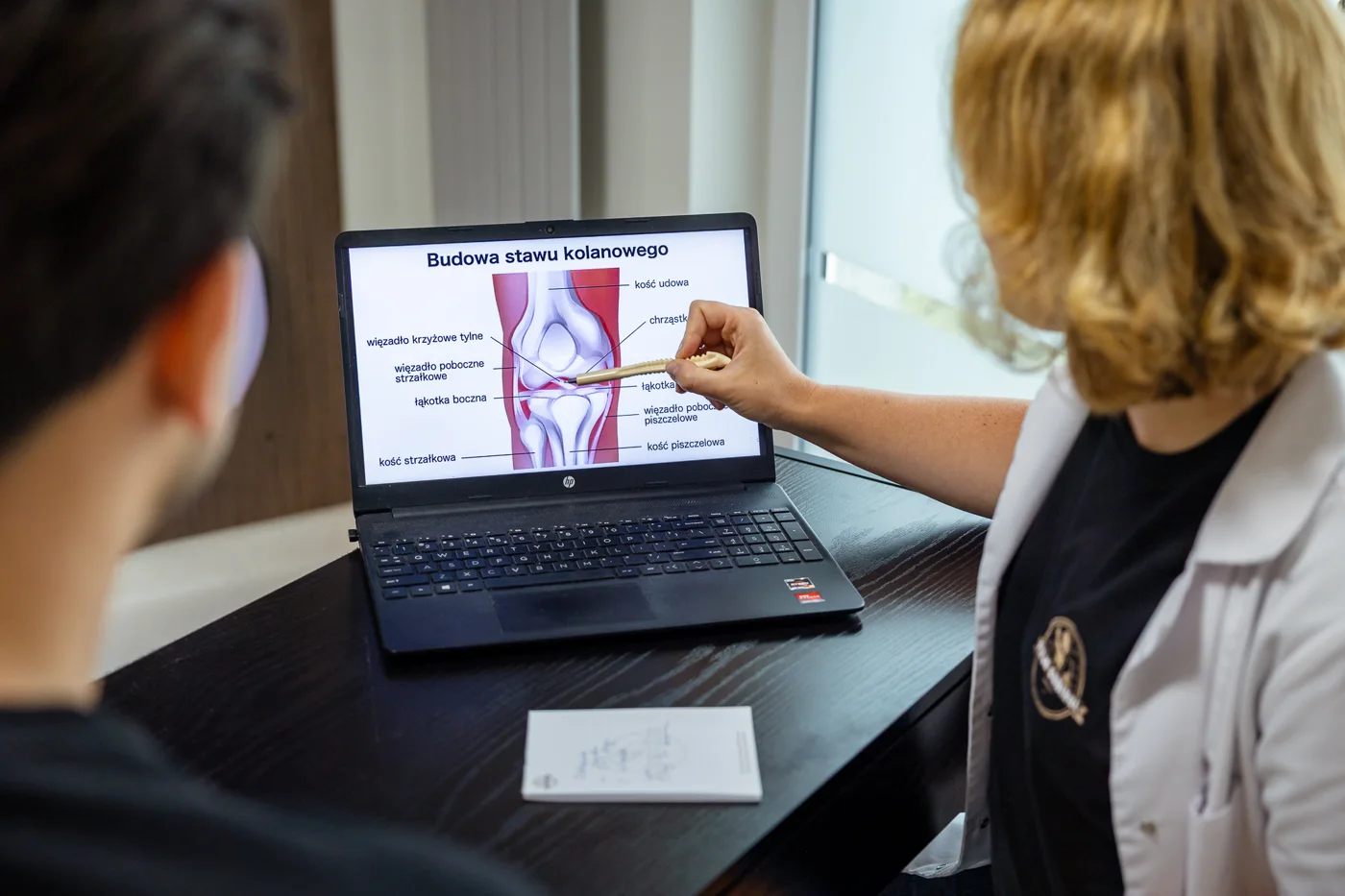 Omówienie zagadnień fizjoterapii przy laptopie